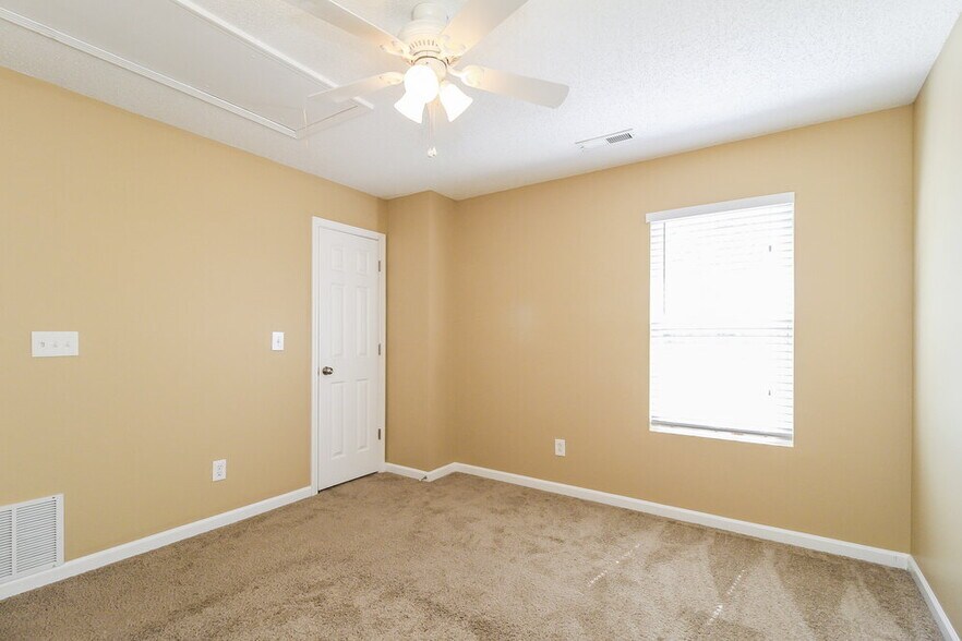 Building Photo - 300 Creekview Dr