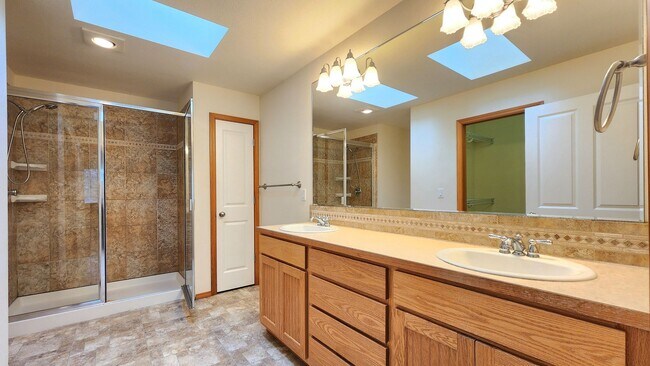 Building Photo - Home in Everett 3 Beds 2.5 bath - Pet Frie...