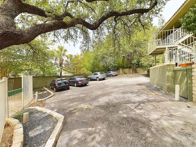 Building Photo - 2302 East Side Dr