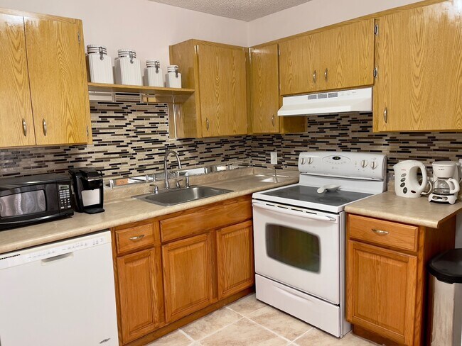 Building Photo - 64 Pine Track