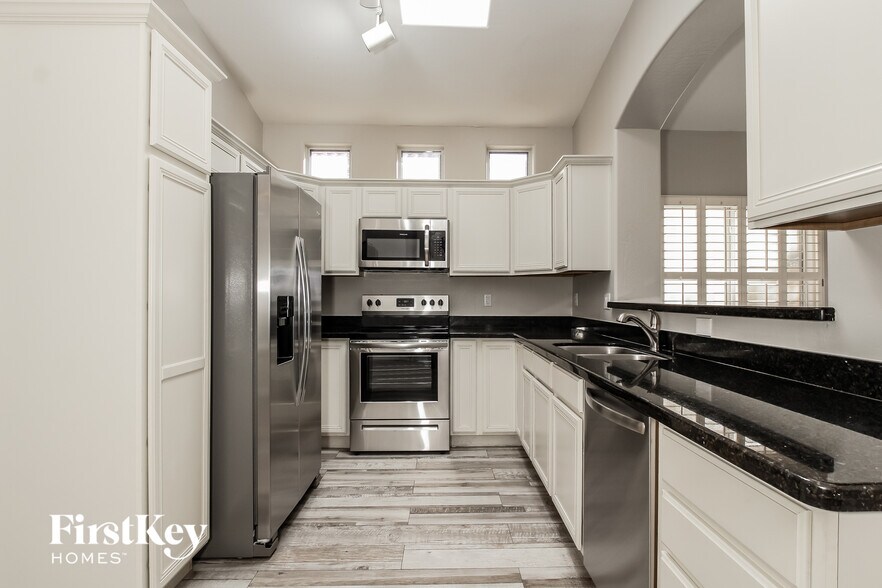 Building Photo - 11029 W Almeria Rd