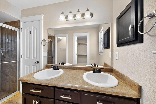 Building Photo - Two story 3 bedroom 2.5 bath in Santa Tere...