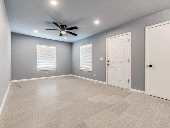 Building Photo - 14008 Gateway Dr