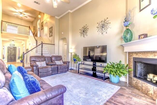 Building Photo - Beautifully Maintained 4 bed/3bath 2 Story Brick home