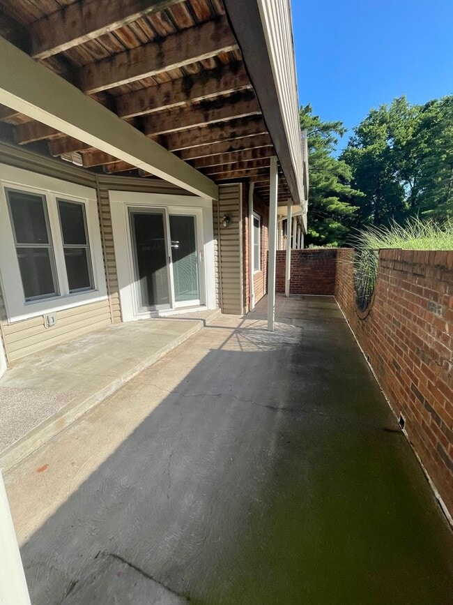Building Photo - Ladue Schools - Spacious 2B/2B CONDO in Br...