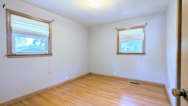 Building Photo - 736 N Wilshire Ln