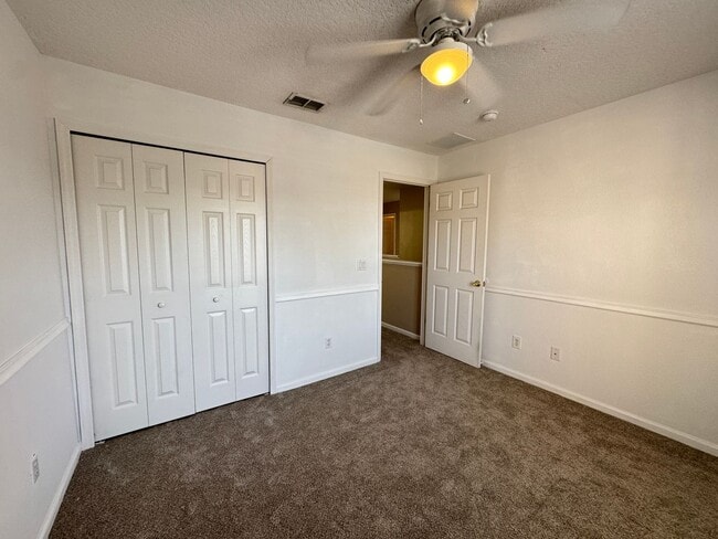 Building Photo - 5 Bedroom Townhome in Avalon Park! TESLA CHARGER INCLUDED!