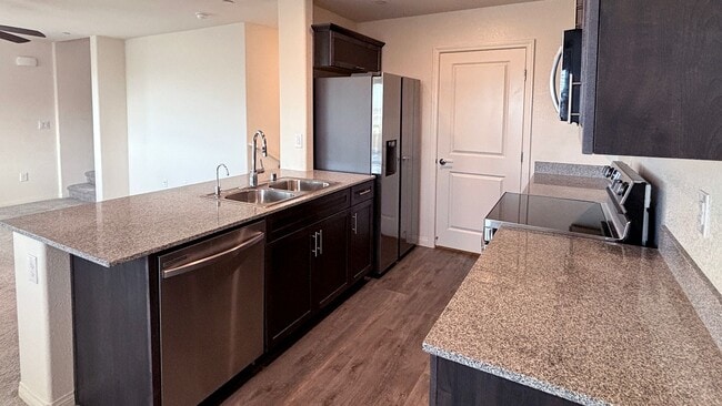 Building Photo - Wonderful 3 Bedroom townhouse with a 1 car garage - 3 levels located in North Las Vegas