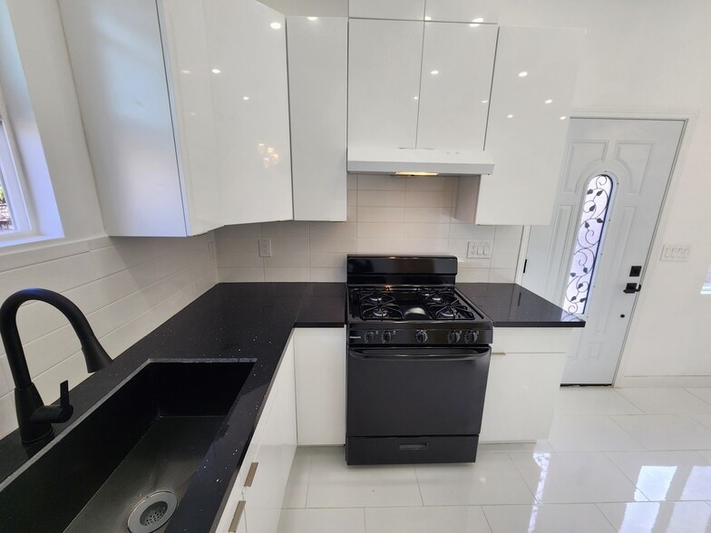 Building Photo - 10343 Penrose St