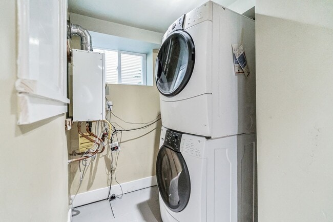 Building Photo - Utilities included!