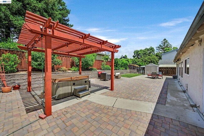 Building Photo - 2883 Westchester Dr