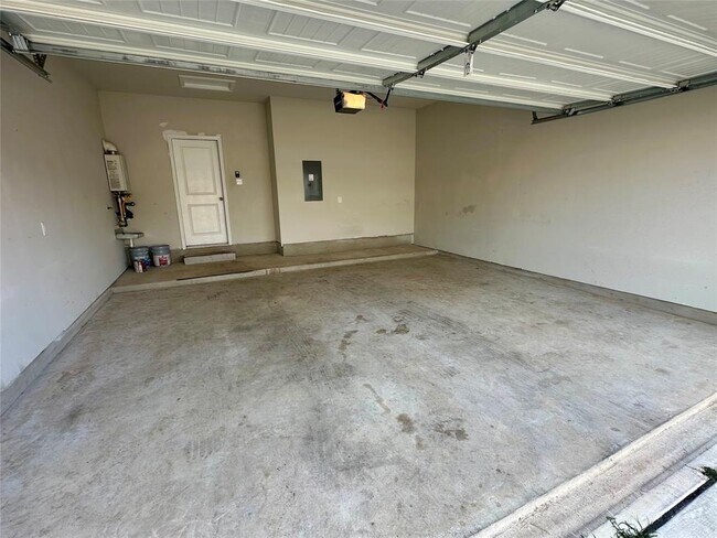 Building Photo - 906 Main St