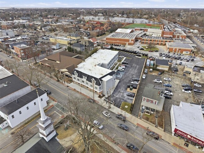 Building Photo - 180 Deer Park Ave