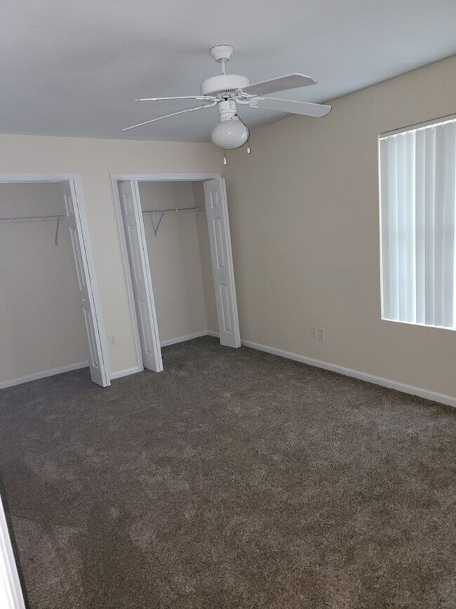 Building Photo - 3 BR/ 2BA Townhome located in