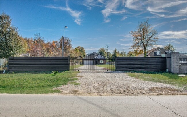 Building Photo - 898 Rd 3556