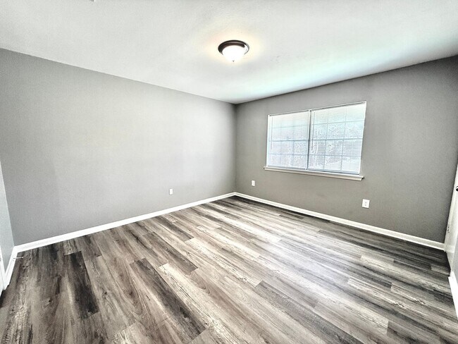 Building Photo - 16820 Dahlgren Ave