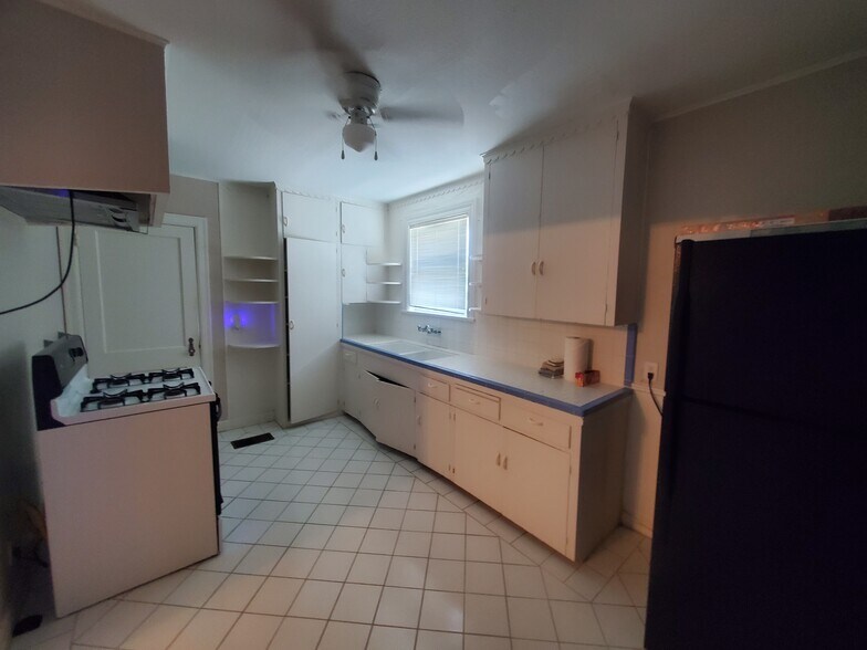 Kitchen - 4309 Avenue N