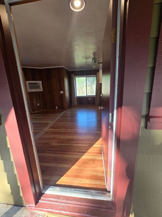 Building Photo - Calm Surrounds This Beautiful Cabin Home