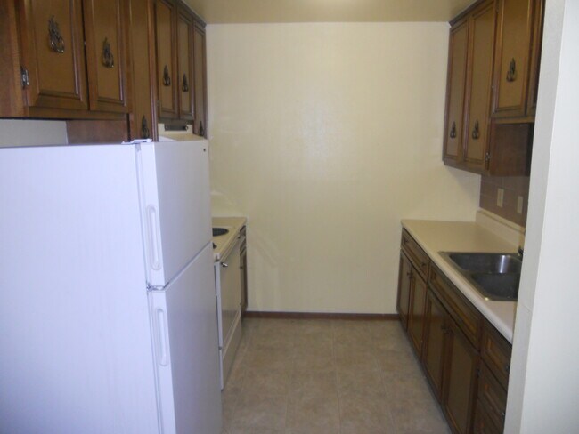 Building Photo - 404 S Poplar St