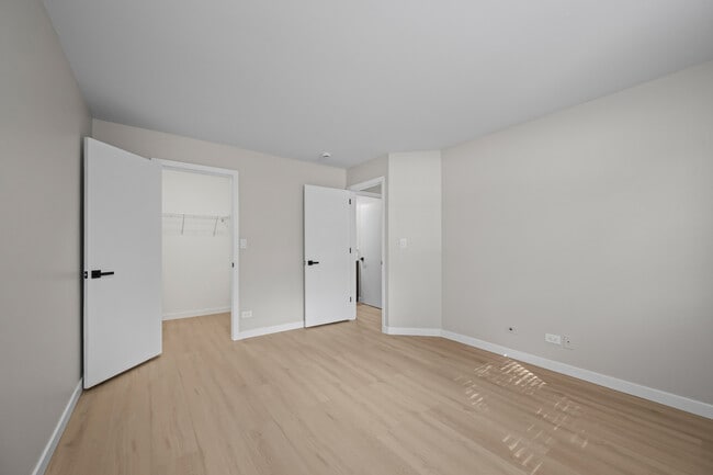 Building Photo - 556 E Shag Bark Ln