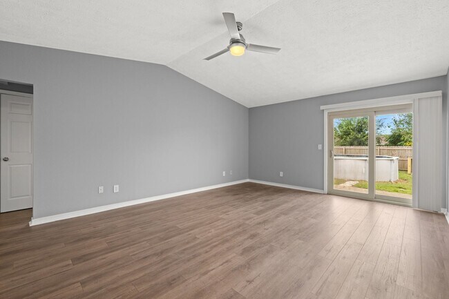 Building Photo - Charming 3Bed/2Ba Duplex Unit Convenient t...