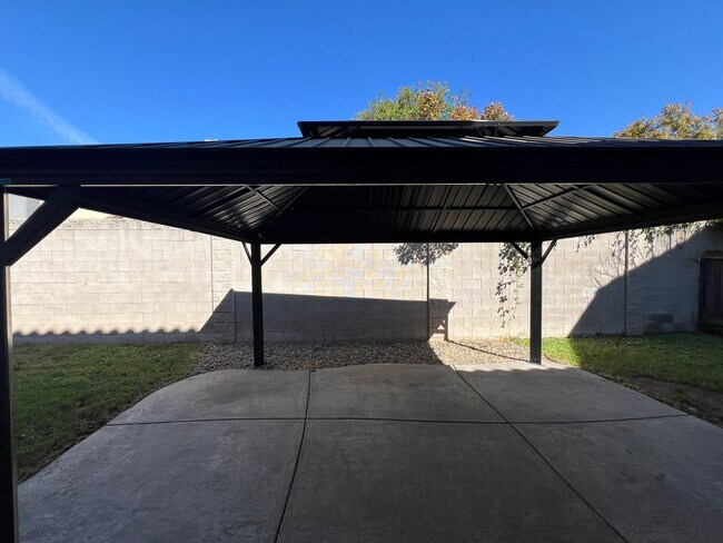 Building Photo - 5 bedroom home located in Sylvan School District!