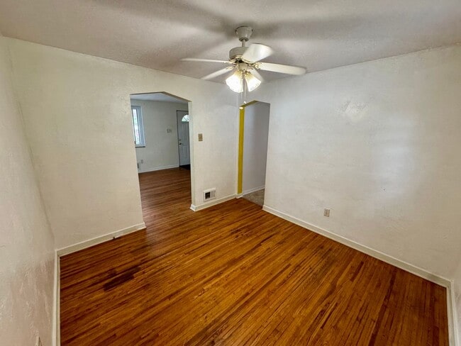 Building Photo - Charming 2 Bed 1 Bath in Beechview!