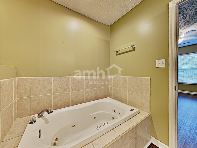 Building Photo - 1423 Newbury Ln