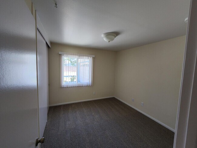 Building Photo - 3 Bedroom 2 Bath Home,