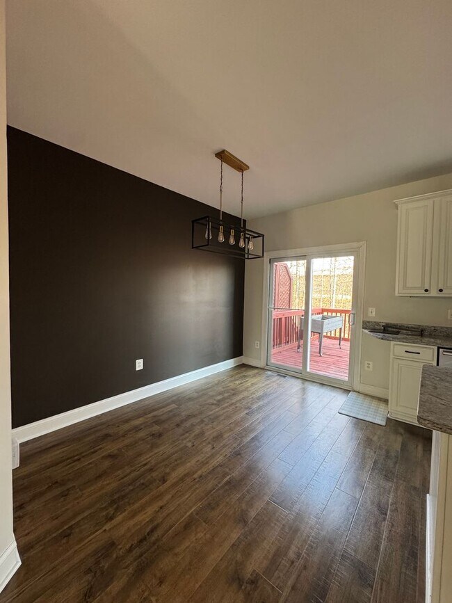 Building Photo - Well-Located 3BR, 2-Full, and 2-Half Bath Townhouse w/ One-Car Garage in Sterling, VA