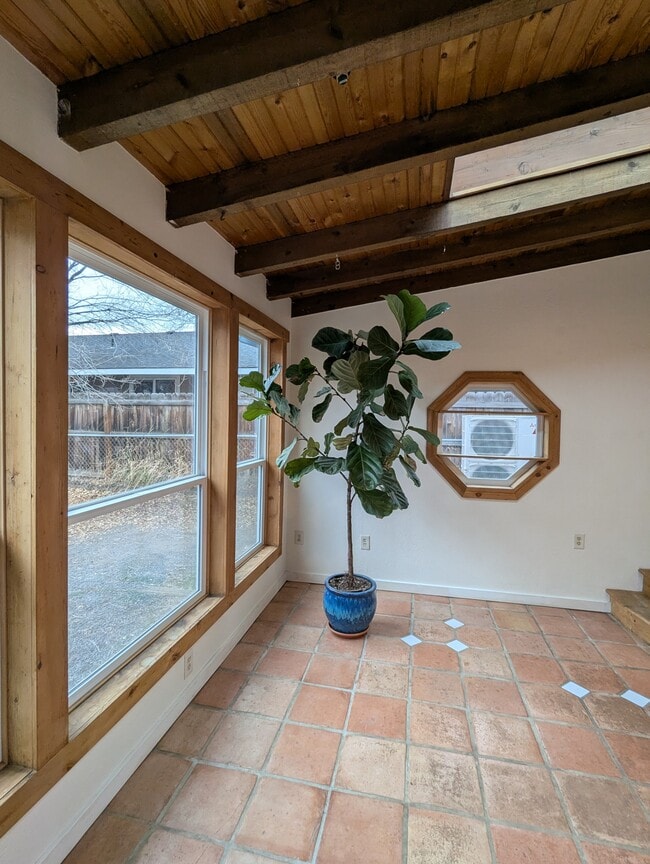 Building Photo - 455 NE Clay Ave