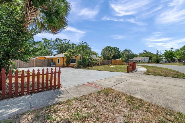 Building Photo - Fully Furnished Pool Home | Flexible Lease...