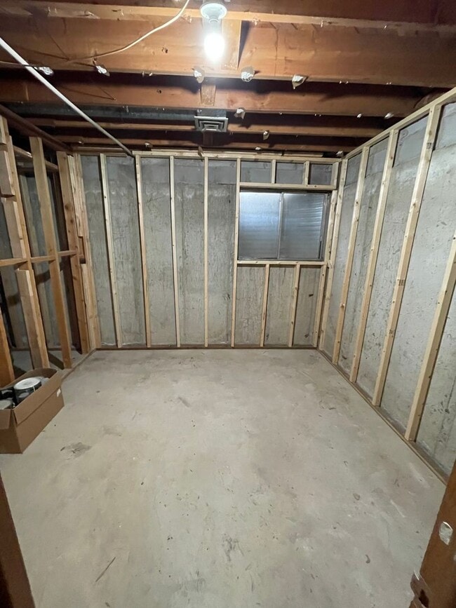 Building Photo - Charming 2 Bed 2 bathroom home with tons of storage space!