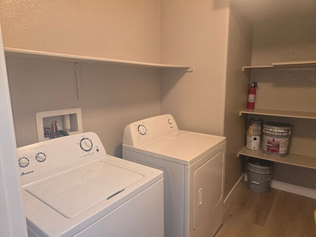 Building Photo - NEWLY REMODELED TOWN HOME IN HENDERSON AWA...