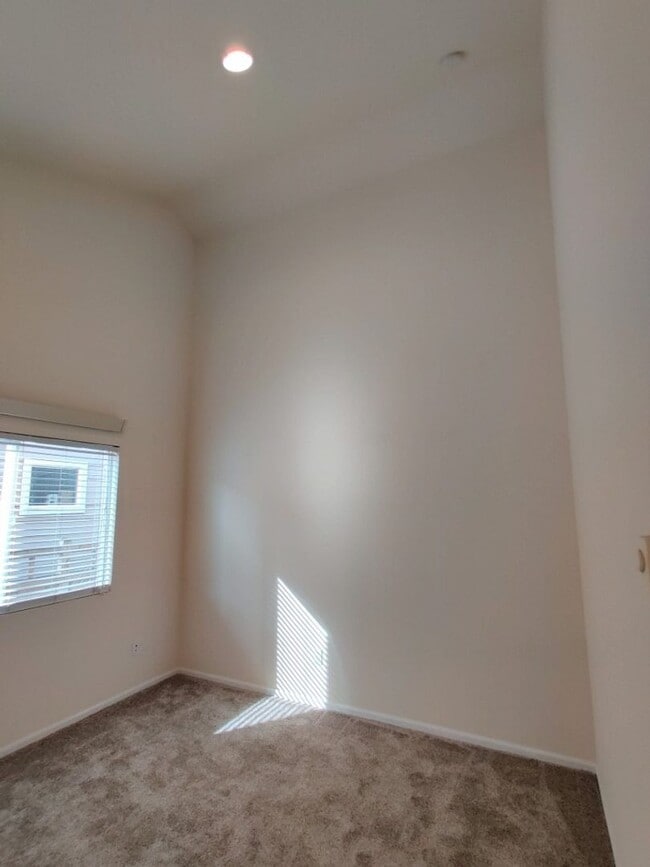 Building Photo - Townhome w/ New Paint