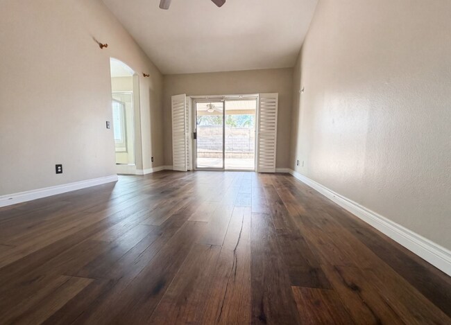 Building Photo - 3630 Vanderbilt Dr