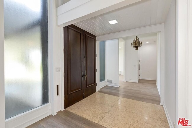 Building Photo - 719 N Bedford Dr