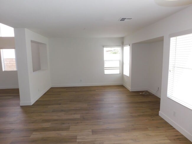 Building Photo - Beautiful 3 BD + Loft 2.5 BA Two Story SFR, close to The Marketplace!