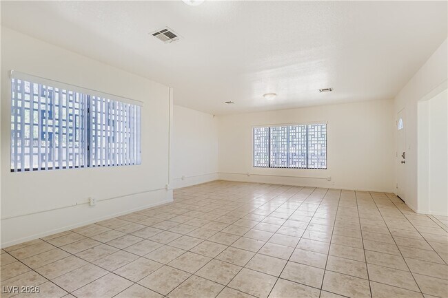 Building Photo - 501 W Van Buren Ave