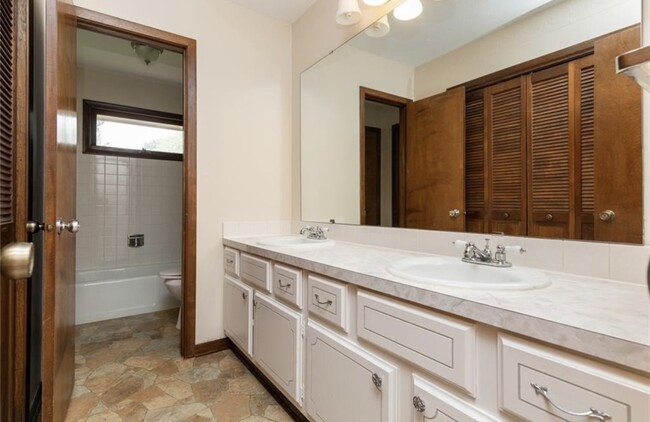 upstairs bathroom - 2 sinks, tub and shower - 810 NW School St