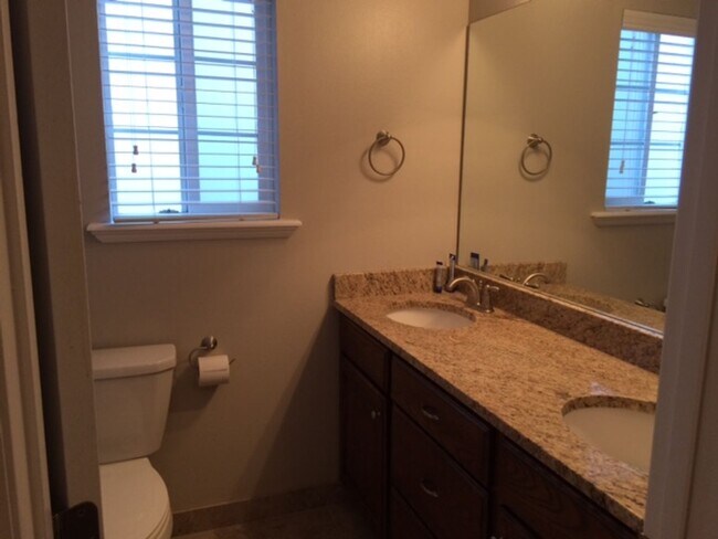 Building Photo - Canterwood Condo Unit 16