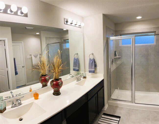 Building Photo - 1402 Central Heights Dr