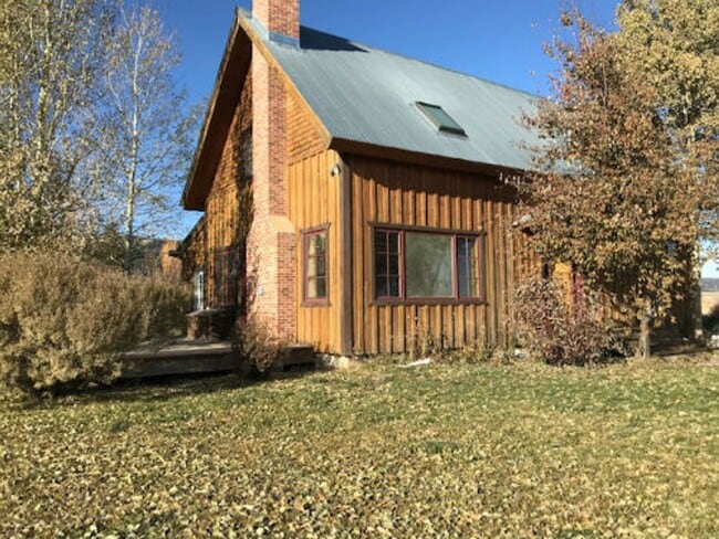 Building Photo - Mountain-View Country Living Near the Teton River