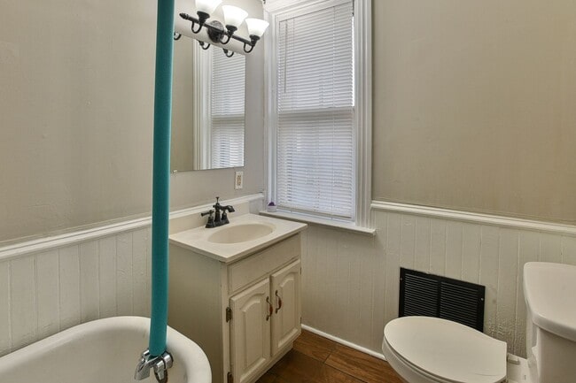 Building Photo - Large 5 Bedroom on Peffer