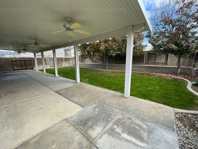 Building Photo - 4 bedrooms/ 2 bathrooms, with a patio.