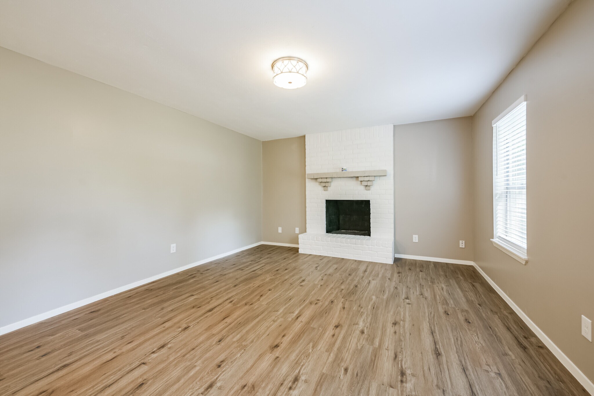 Building Photo - 2051 Oak Shores Dr