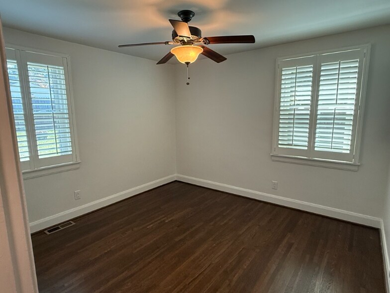 Building Photo - 2207 Pinewood Rd