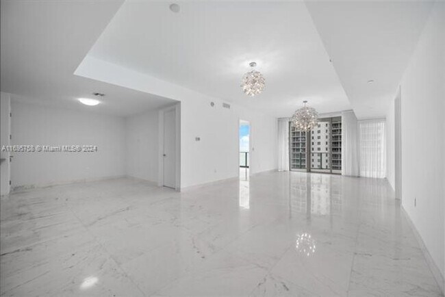 Building Photo - 17475 Collins Ave