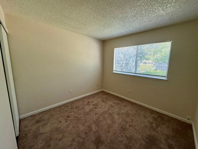 Building Photo - 2/2 duplex in Fair Oaks