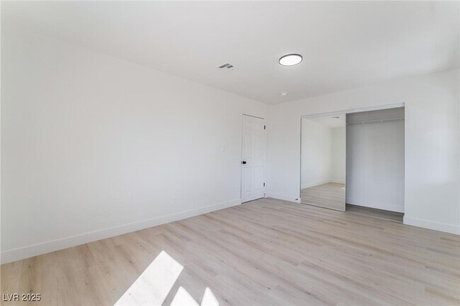 Building Photo - 1637 Sunset Dr